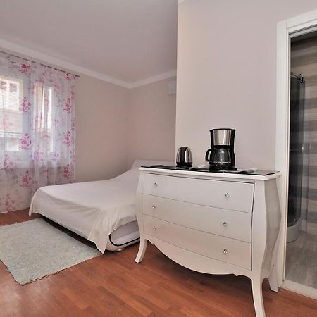 Bedroom With Bathroom Shower Split Buitenkant foto