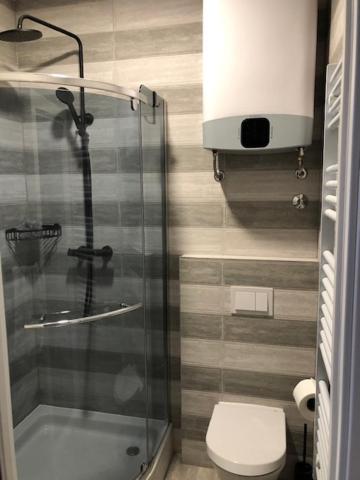 Bedroom With Bathroom Shower Split Buitenkant foto