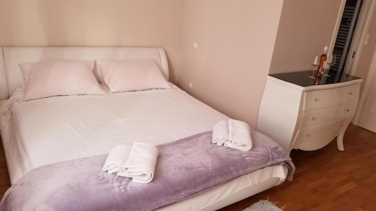 Bedroom With Bathroom Shower Split Buitenkant foto