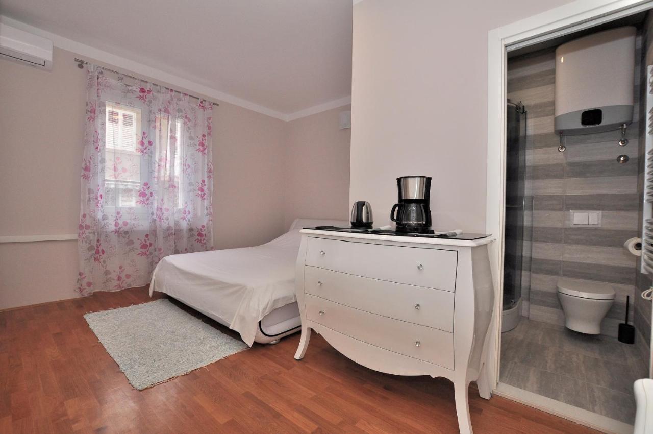 Bedroom With Bathroom Shower Split Buitenkant foto
