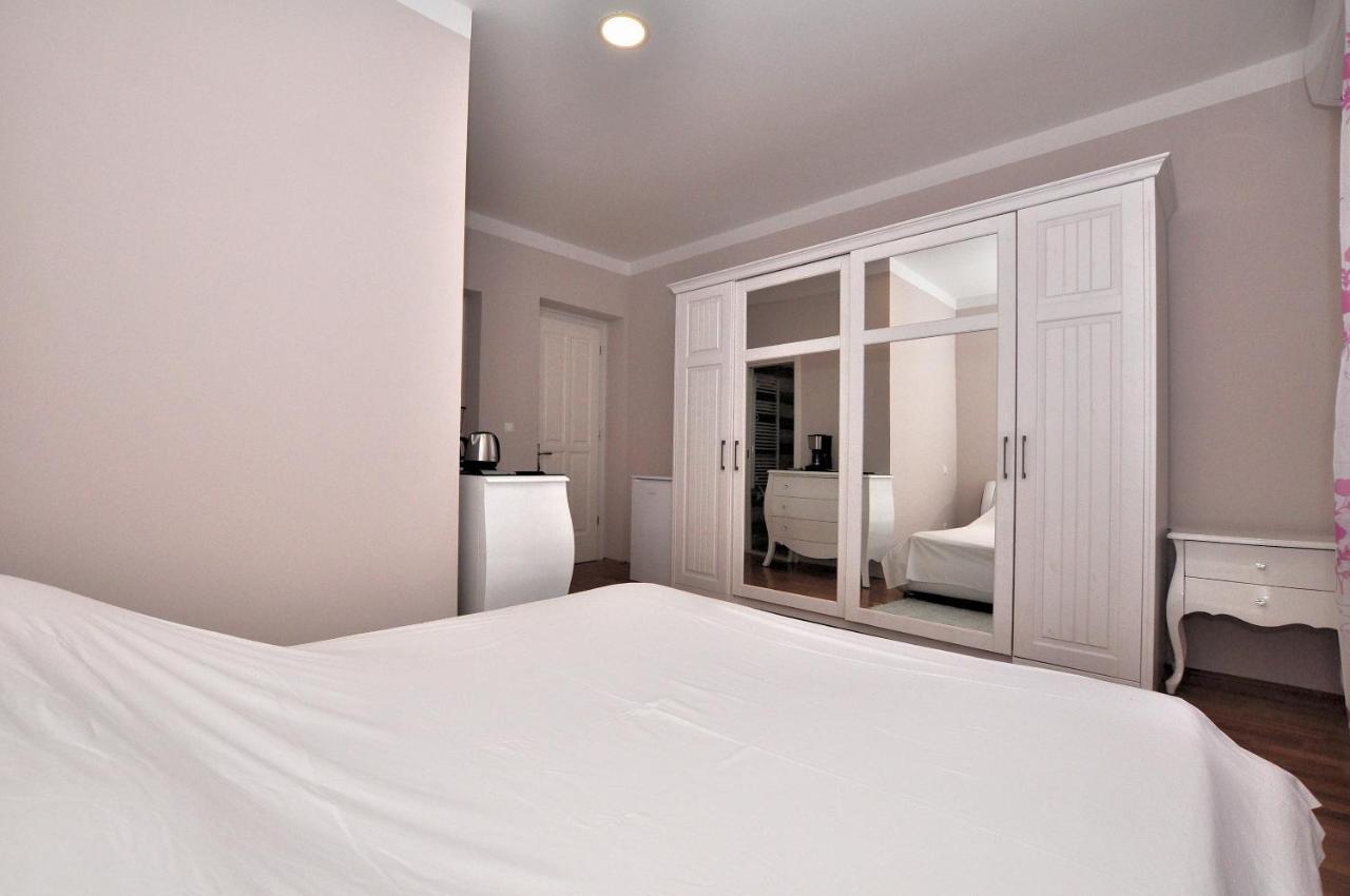 Bedroom With Bathroom Shower Split Buitenkant foto